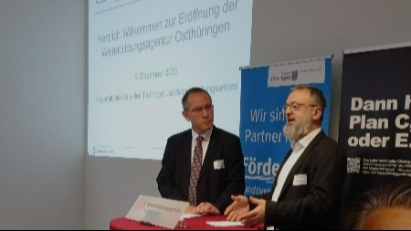 Impression der Eröffnungsrede der Weiterbildungsagentur Thüringen Ost durch Stefan Scholz, Vorsitzender der Geschäftsführung der Agentur für Arbeit Thüringen Ost und Andreas Martz, Leiter der Regionalstelle Gera im Thüringer Landesverwaltungsamt.