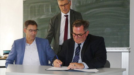 Holger Bock, Martin Scholz und Landrat Reinhard Krebs unterzeichnen Kooperationsvereinbarung