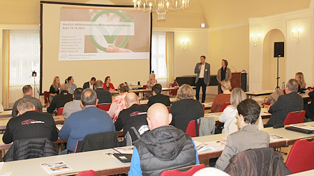 Im Bild spricht Holger Bock, Geschäftsführer Operativ der Suhler Arbeitsagentur eine Eröffnungsrede der Bildungsträgerkonferenz.