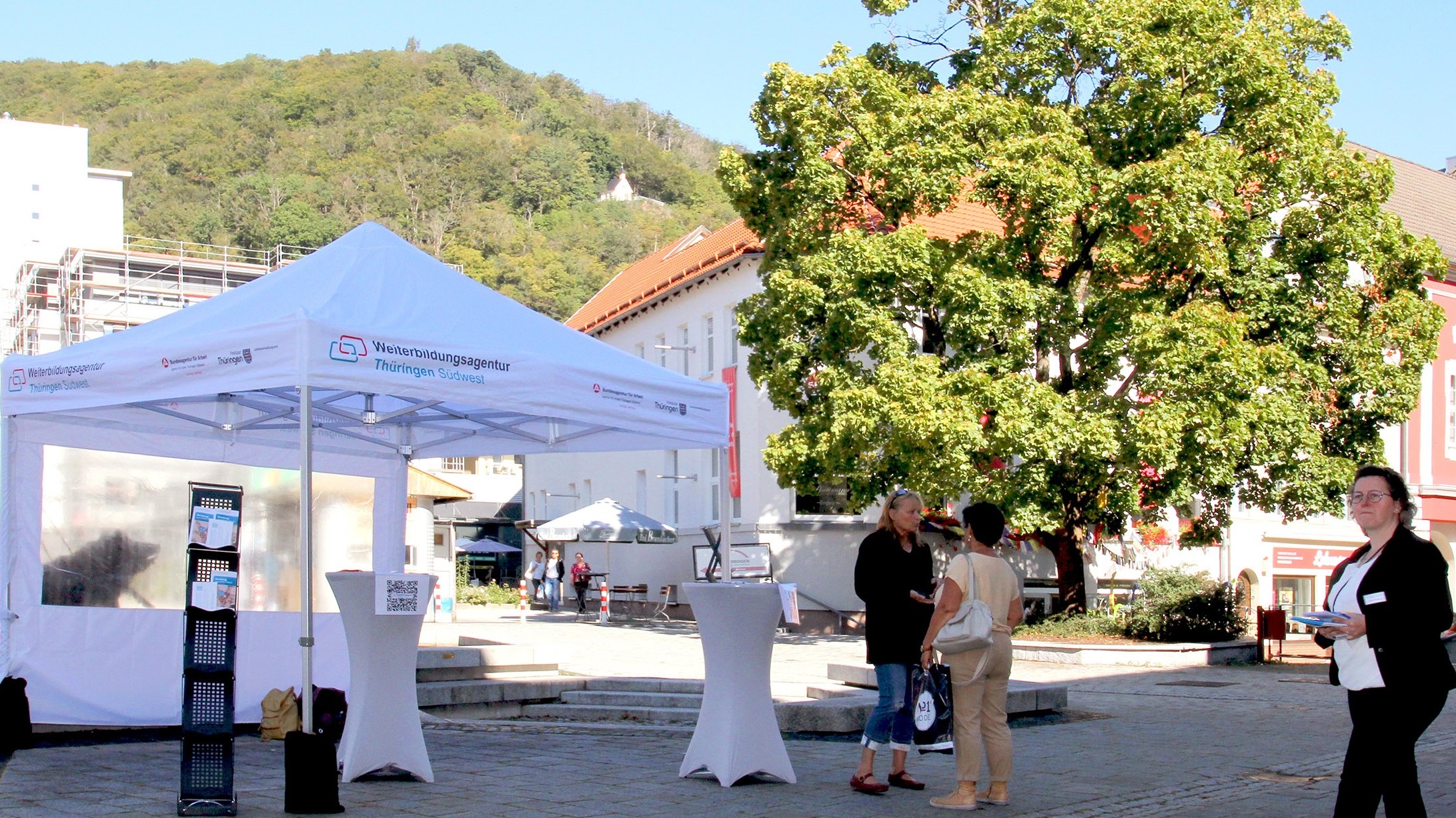 Stand in der der Weiterbildungsagentur Thüringen Südwest in der Fußgängerzone in Suhl zum Tag der Weiterbildung