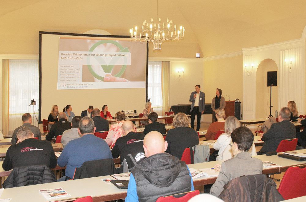 Im Bild spricht Holger Bock, Geschäftsführer Operativ der Suhler Arbeitsagentur eine Eröffnungsrede der Bildungsträgerkonferenz.